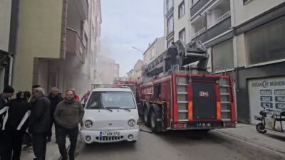 Çanakkale’nin Gelibolu ilçesinde bir apartmanın giriş katında meydana gelen yangın,