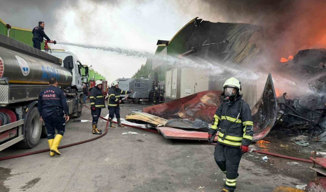 Adana’da bir geri dönüşüm fabrikasında meydana gelen yangına itfaiye ekipleri