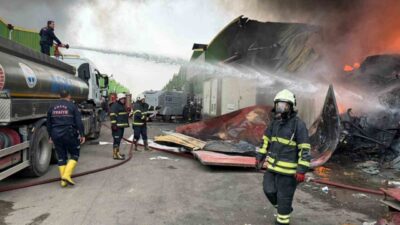 Adana’da bir geri dönüşüm fabrikasında meydana gelen yangına itfaiye ekipleri
