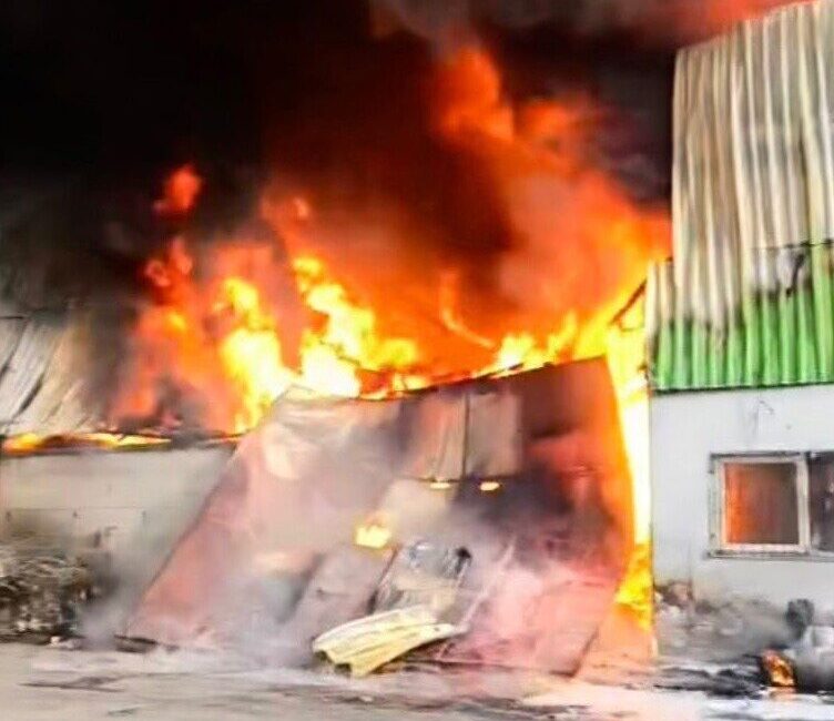 Adana’da bulunan bir geri dönüşüm fabrikasında meydana gelen yangına itfaiye