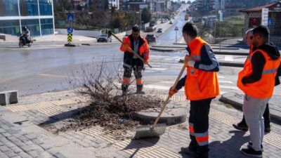 Gölbaşı Belediyesi, Taşpınar Mahallesinde geniş kapsamlı bir temizlik kampanyası başlattı.
