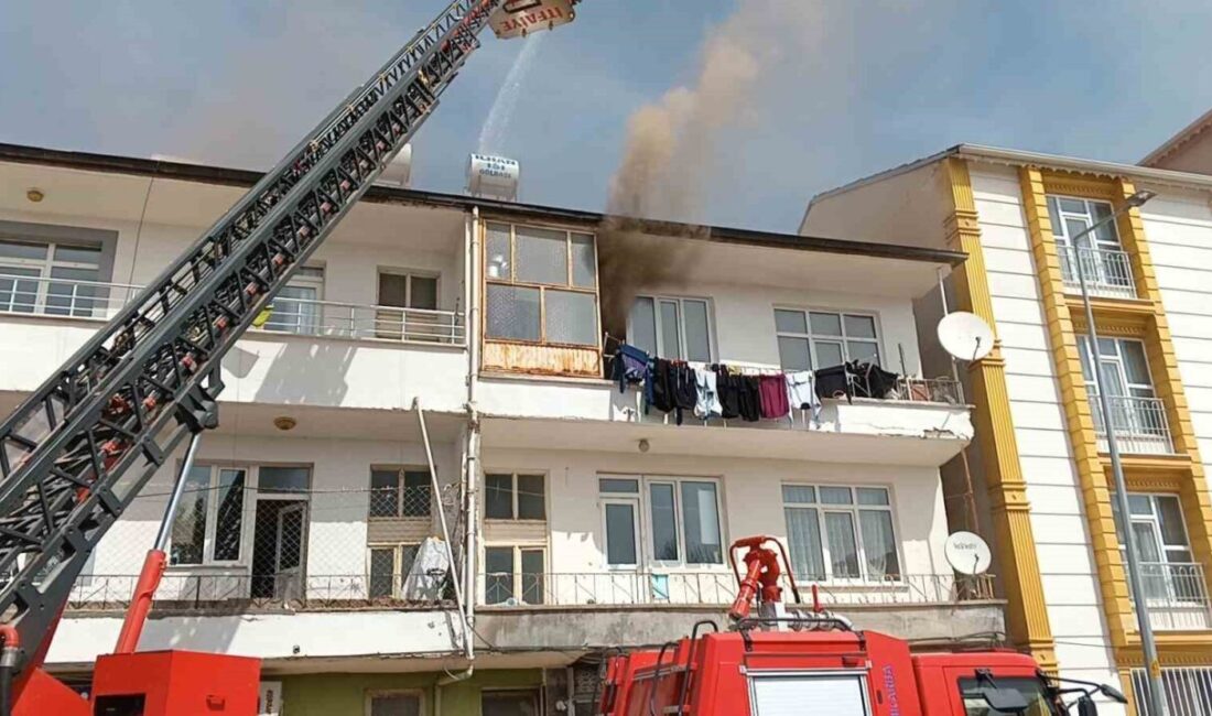 Adıyaman’ın Gölbaşı ilçesinde bir apartmanın üst katında çıkan yangın büyük