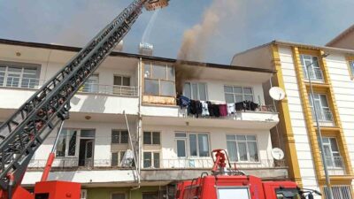 Adıyaman’ın Gölbaşı ilçesinde bir apartmanın üst katında çıkan yangın büyük