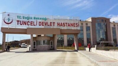 Tunceli Devlet Hastanesi’nde bilgi işlem görevlileri Burçin Yerlikaya ve Yücel