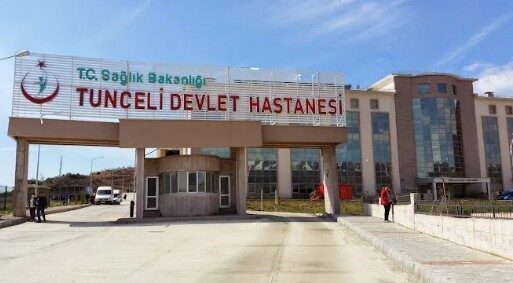 Tunceli Devlet Hastanesi’nde bilgi işlem görevlileri Burçin Yerlikaya ve Yücel