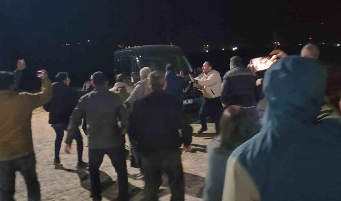Tunceli Adliyesi önünde, Gülistan Doku soruşturması sırasında sorgusu devam eden