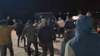 Tunceli Adliyesi önünde, Gülistan Doku soruşturması sırasında sorgusu devam eden
