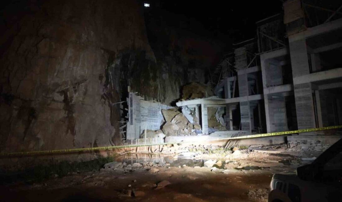 Gümüşhane merkezinde, gece geç saatlerde meydana gelen olayda yamaçtan kopan
