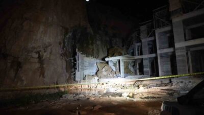 Gümüşhane merkezinde, gece geç saatlerde meydana gelen olayda yamaçtan kopan