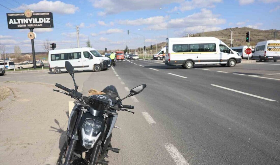 Nevşehir’de bir hafif ticari araç, kırmızı ışıkta bekleyen bir motosiklete
