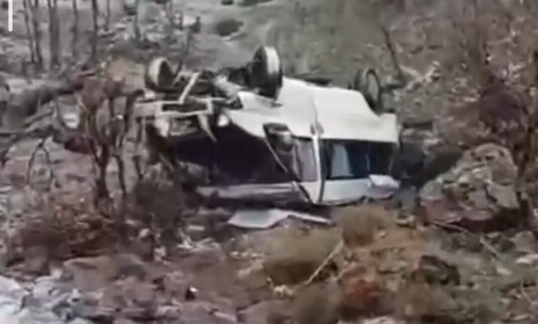 Hakkari’nin Derecik ilçesinde meydana gelen trafik kazasında minibüsün şarampole yuvarlanması