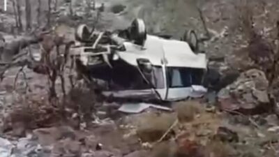 Hakkari’nin Derecik ilçesinde meydana gelen trafik kazasında minibüsün şarampole yuvarlanması