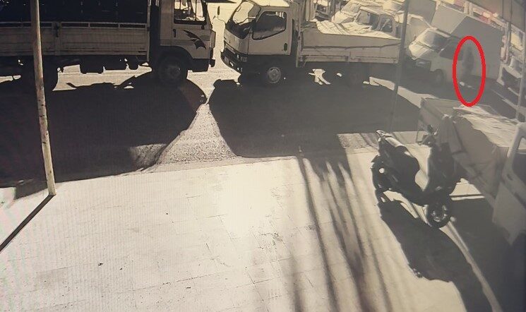 Antalya’nın Serik ilçesinde, bir sebze meyve halinde, anahtarı üzerinde bırakılan