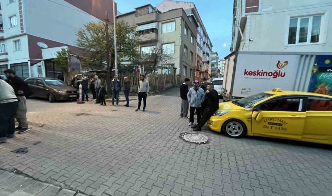 Çorlu ilçesinde bir ticari taksinin yol verdiği panelvan minibüsün arkasında