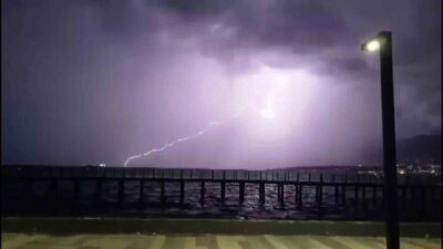 Hatay’ın sahil ilçelerinde gece boyunca yaşanan şiddetli yağışlar, yıldırım eşliğinde