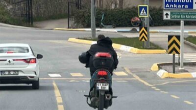 Serdivan ilçesinde, Sakarya’da, bir motosiklet sürücüsünün kaskını takmak yerine koluna