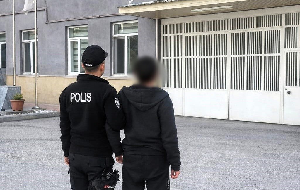 Afyonkarahisar’da hırsızlık suçundan aranan ve 4 yıl 1 ay 15