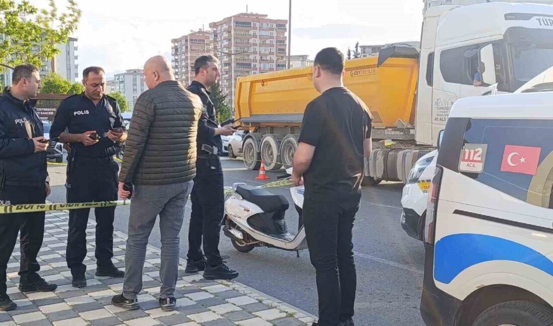 Kahramanmaraş’ta bir kişinin düşmanıyla silahla çatıştığı sırada, olay yerinden geçmekte