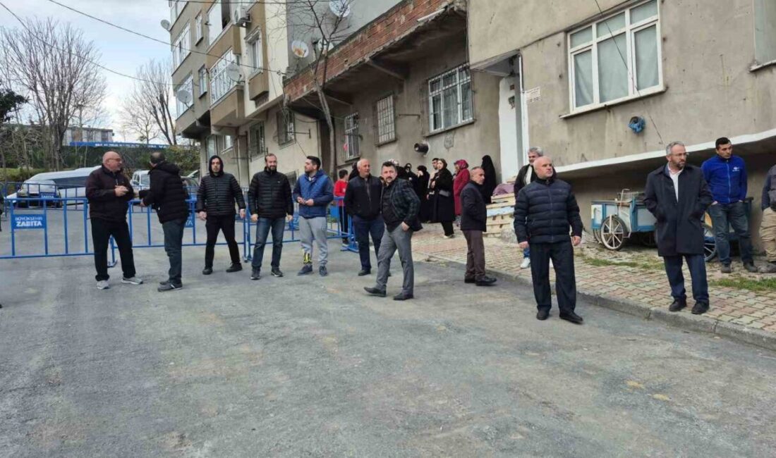 İstanbul’un Sultangazi ilçesinde, İstanbul Büyükşehir Belediyesi’ne bağlı yıkım ekibinin bir
