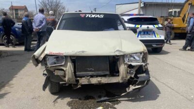 Eskişehir şehrindeki bir ara sokak kesişiminde meydana gelen trafik kazasında,