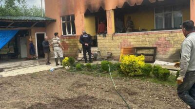 Sakarya’nın Hendek ilçesinde bulunan iki katlı bir binada çıkan yangın