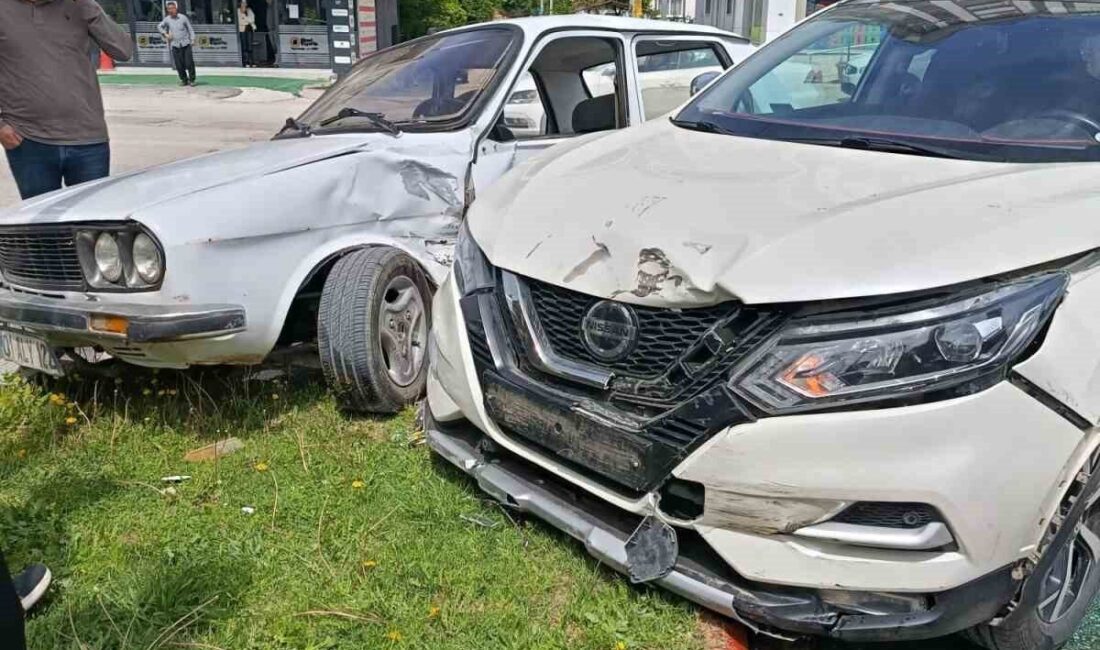 Kadirli ilçesinde meydana gelen trafik kazasında, iki otomobilin çarpışması sonucu