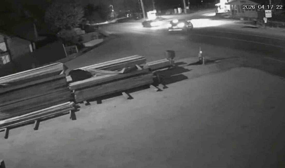 Sapanca ilçesinde meydana gelen trafik kazasında, iki otomobil çarpıştı ve