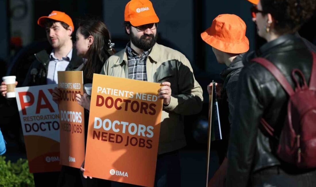 İngiltere’deki asistan doktorlar, maaş konusunda anlaşmazlık nedeniyle başlayan greve 6