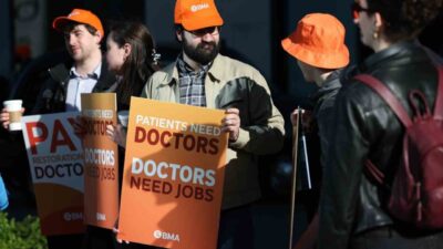 İngiltere’deki asistan doktorlar, maaş konusunda anlaşmazlık nedeniyle başlayan greve 6