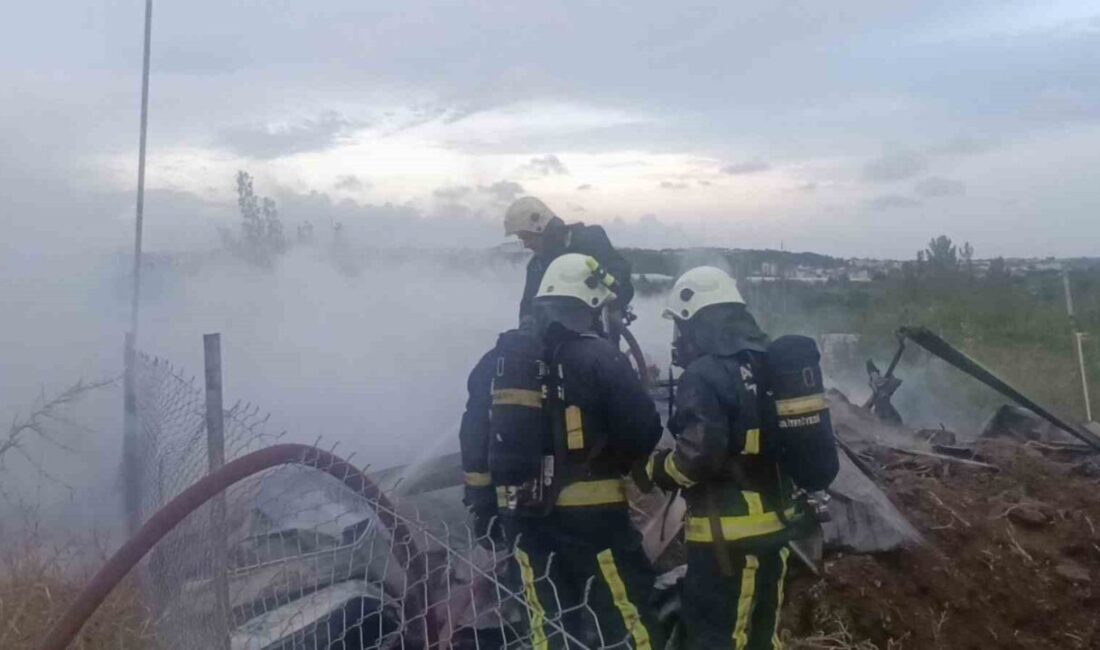 Manavgat ilçesinde bir inşaat şantiyesinde meydana gelen yangında işçilerin kaldığı