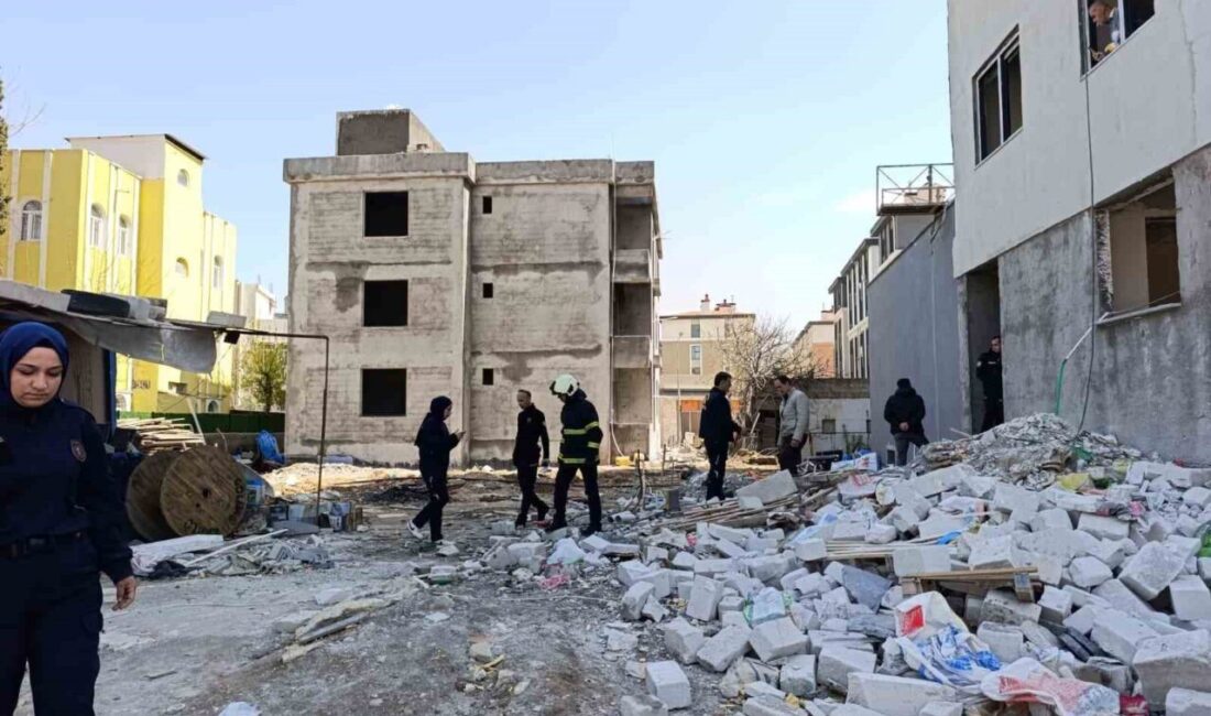 Adıyaman’da, 9 katlı bir binanın çatısına tırmanıp atlamak isteyen bir