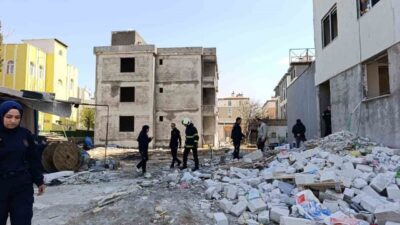 Adıyaman’da, 9 katlı bir binanın çatısına tırmanıp atlamak isteyen bir