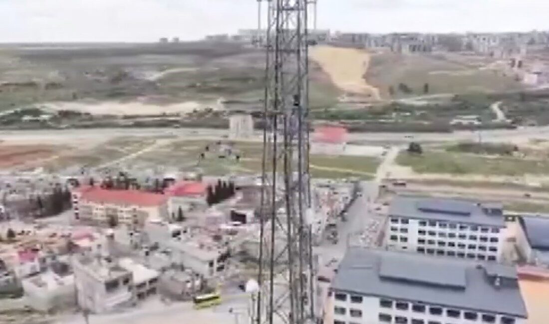 Gaziantep’te, bir birey elektrik direğine çıktıktan sonra polisin dron aracılığıyla