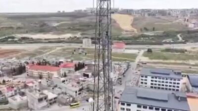 Gaziantep’te, bir birey elektrik direğine çıktıktan sonra polisin dron aracılığıyla