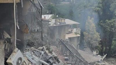 İsrail’in Hayfa kentine düzenlenen saldırı sonucunda kısmen yıkılan binada 2