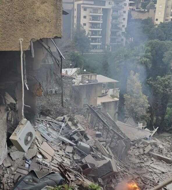 İsrail’in Hayfa kentine düzenlenen saldırı sonucunda kısmen yıkılan binada 2