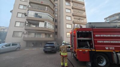 Hatay’ın İskenderun ilçesinde bulunan bir binanın bodrum katında çıkan yangın,
