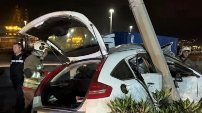 İskenderun ilçesinde meydana gelen bir trafik kazasında, bir araç aydınlatma