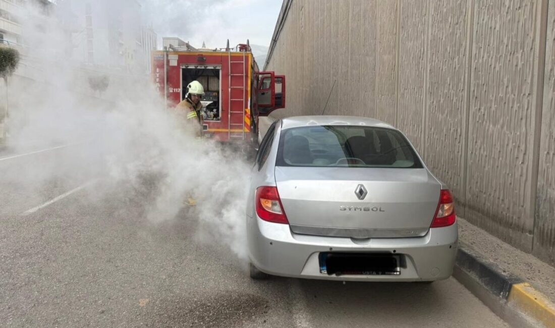 Hatay’ın İskenderun ilçesinde seyir halindeki bir araçta motor kısmında çıkan