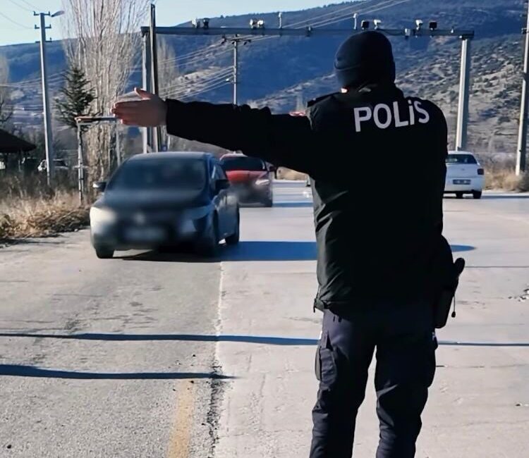 Isparta’da polis ekipleri tarafından yapılan denetimlerde 28 bin kişiden fazlası