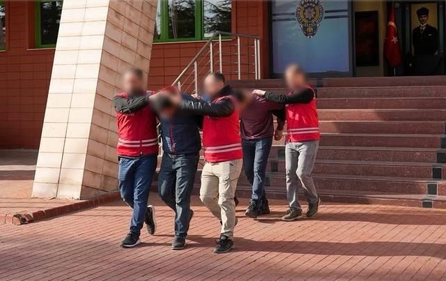 Isparta’da gerçekleştirilen polis operasyonlarında, çeşitli suçlardan hüküm giymiş 2 kişi