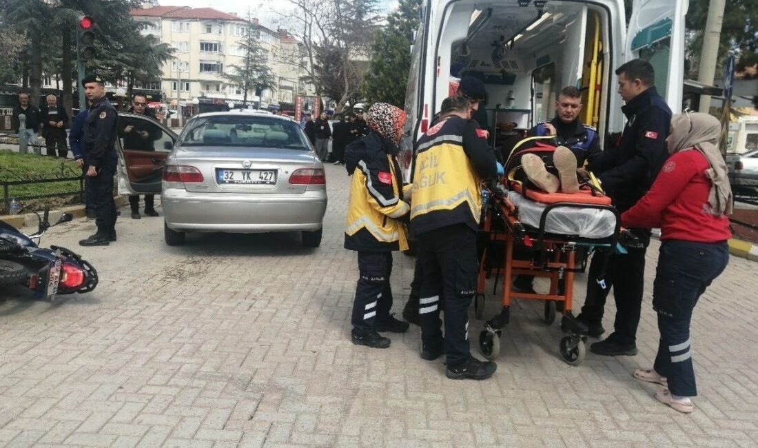 Yalvaç ilçesinde yaşanan trafik kazasında, bir otomobil ile bir motosikletin