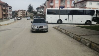 Isparta’nın Yalvaç ilçesinde meydana gelen trafik kazasında otomobil ile bir