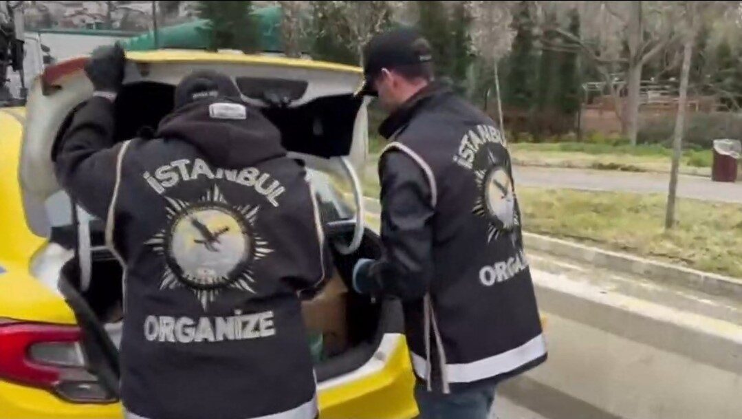 İstanbul’un Sarıyer ilçesinde gerçekleştirilen operasyonda 113 tabanca ele geçirilirken, yasadışı