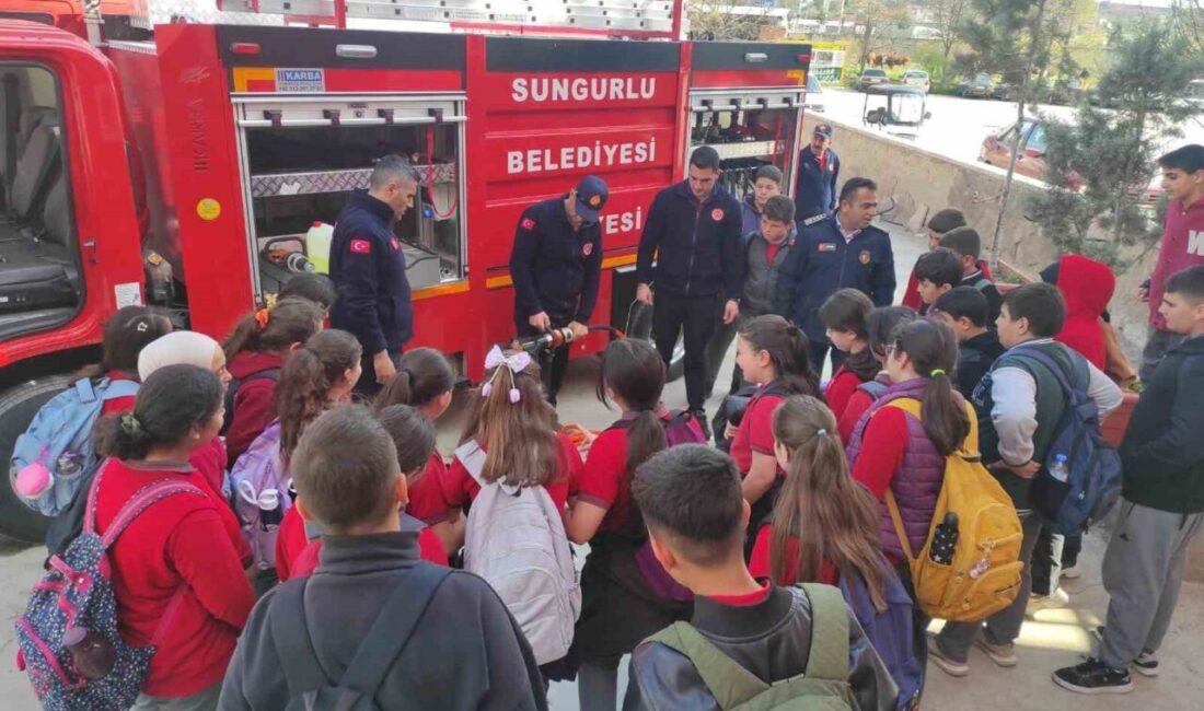 Atatürk Ortaokulu öğrencileri, Sungurlu Belediyesi İtfaiye Müdürlüğü’nü ziyaret ederek yangın