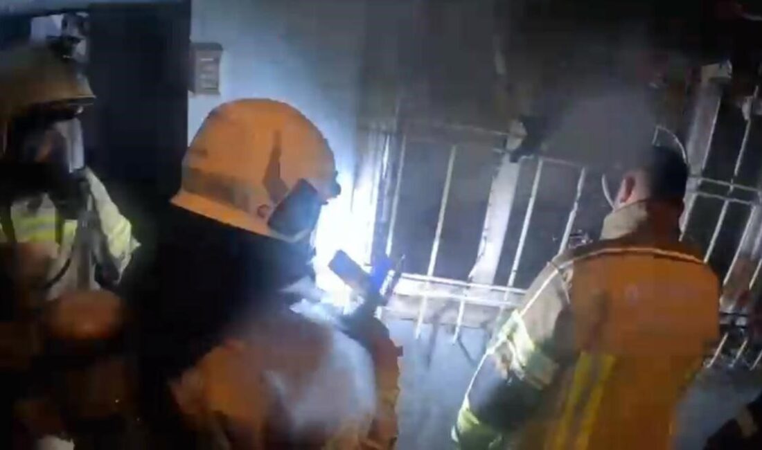 Bağlar ilçesindeki bir evde meydana gelen yangını kontrol altına almak