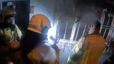 Bağlar ilçesindeki bir evde meydana gelen yangını kontrol altına almak