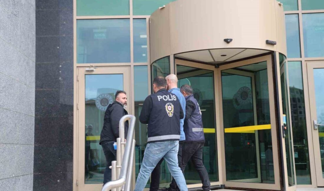 Adana’nın Kozan ilçesinde polis ekiplerinin düzenlediği operasyonda kaçmaya çalışan bir