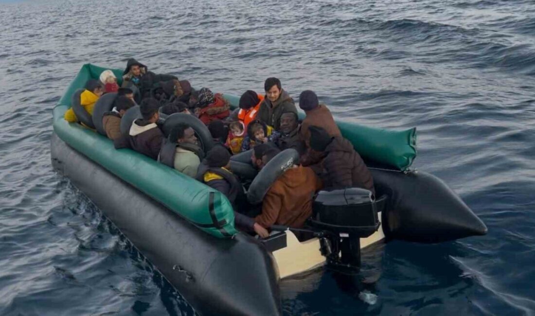 İzmir’in Seferihisar ilçesi açıklarında Sahil Güvenlik ekipleri tarafından durdurulan bir