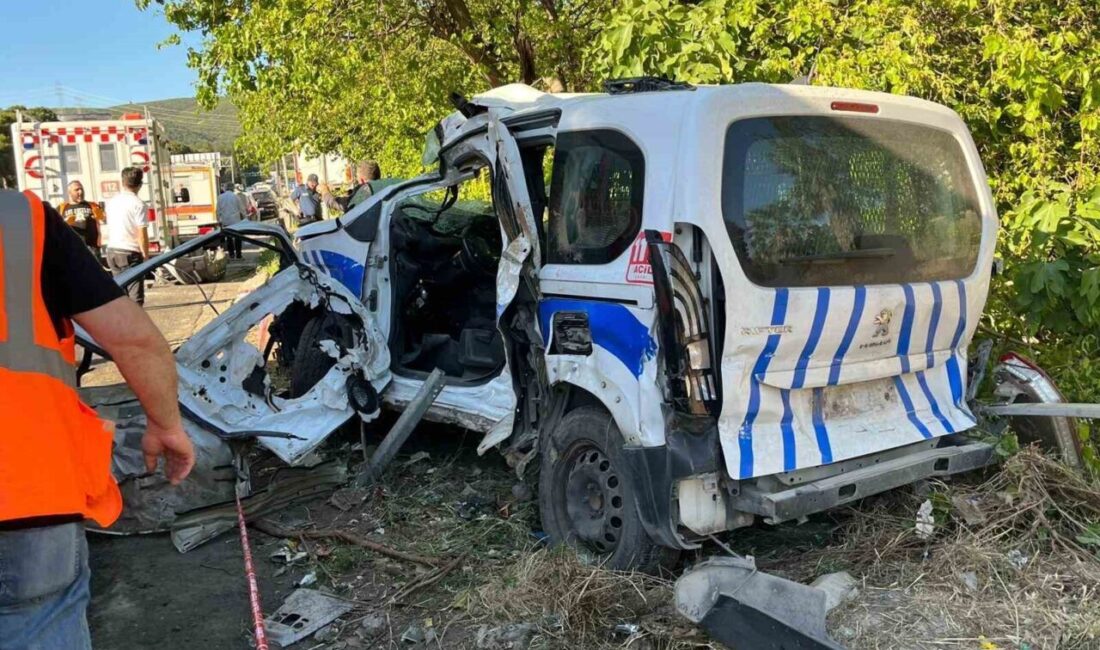 Bornova ilçesinde meydana gelen trafik kazasında, tırın karşı şeride geçerek